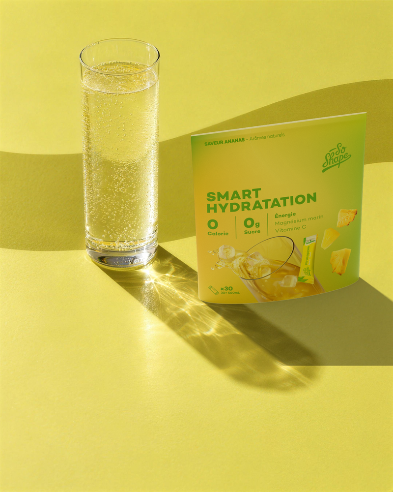 Un bicchiere d’acqua aromatizzata e uno stick Walter