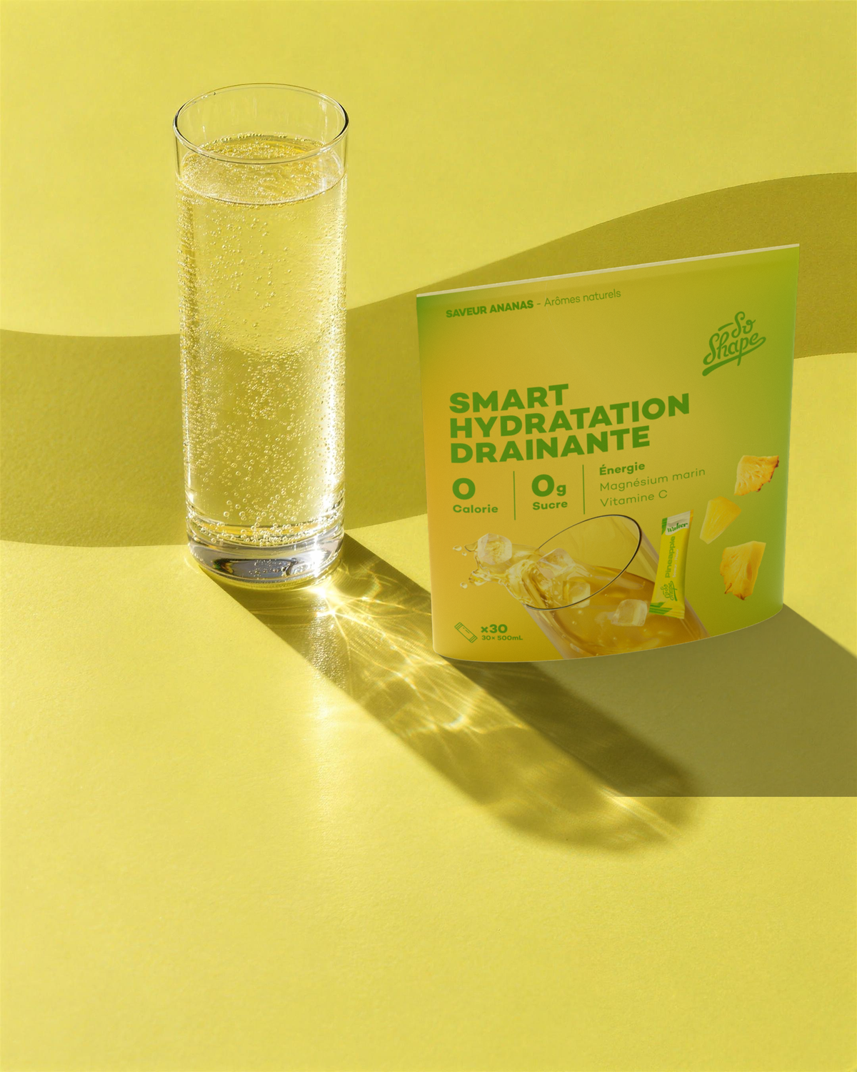 La busta Walter Ananas e un bicchiere di acqua aromatizzata