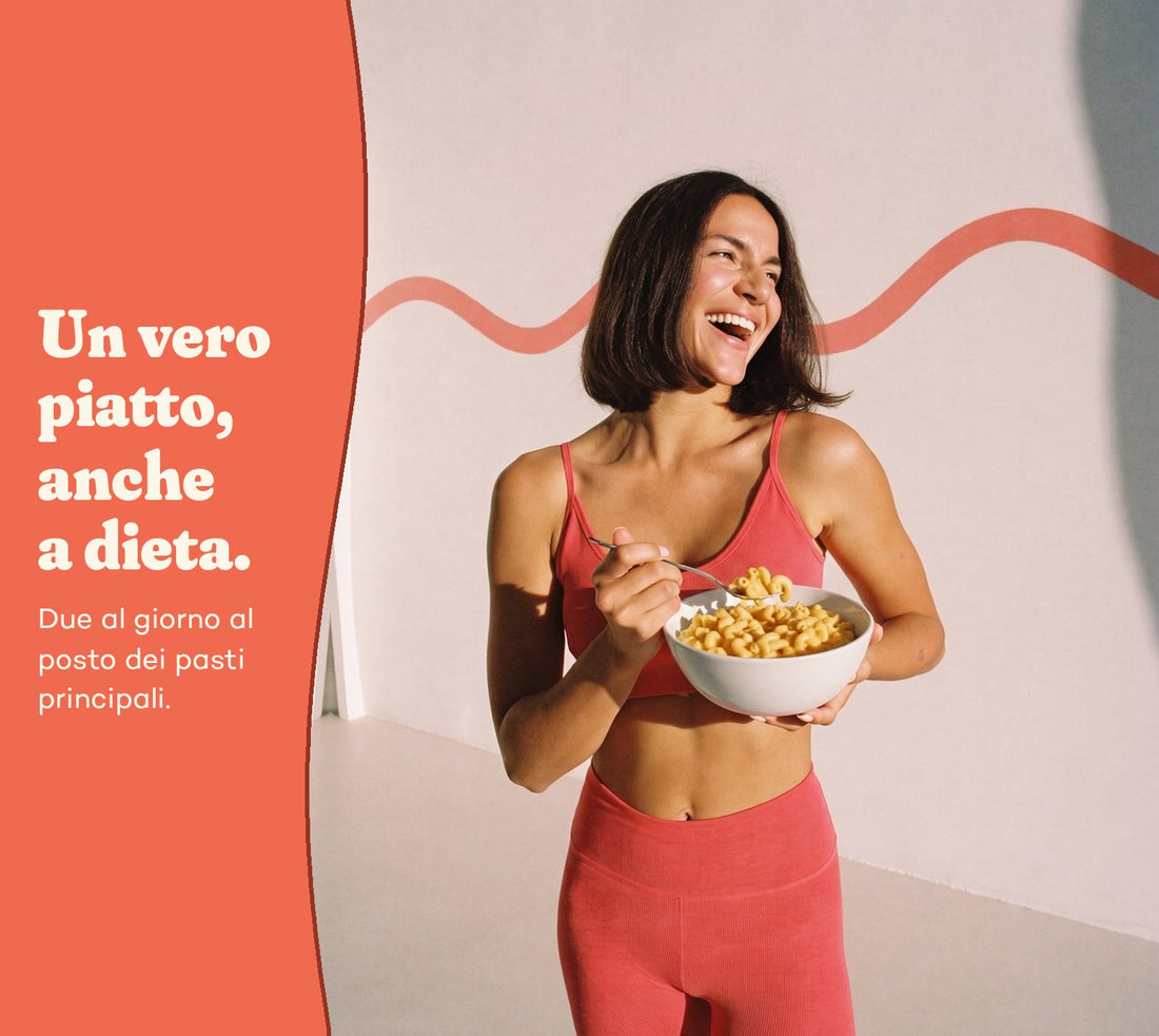 Una donna sorridente mangia un Mac & Cheese So Shape