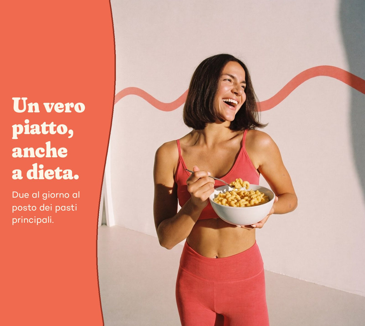 Una donna sorridente mangia un Mac & Cheese So Shape