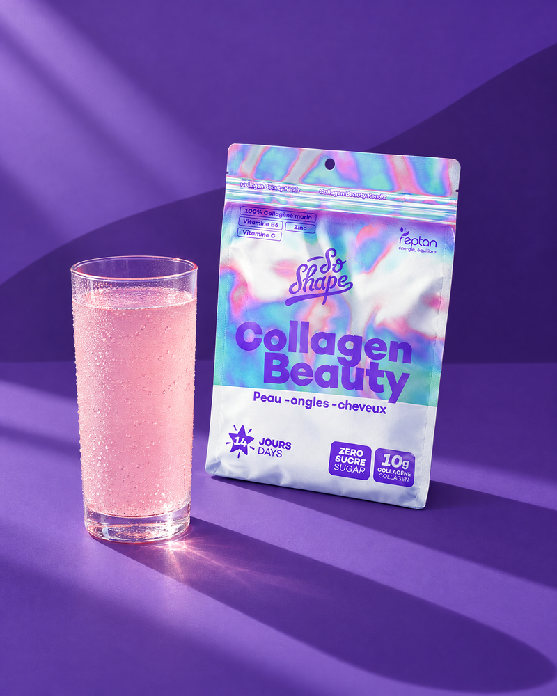 Un bicchiere di bevanda al collagene e la busta Collagen Beauty