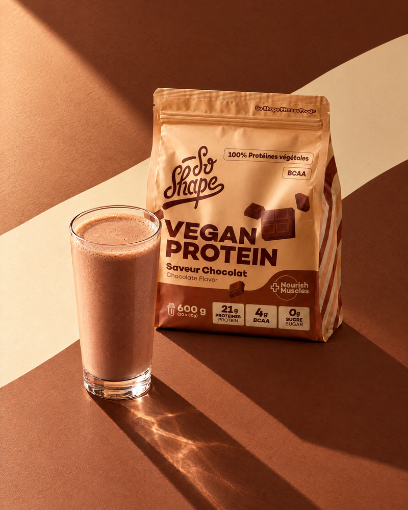 Uno shake proteico al cioccolato e la busta Vegan Protein