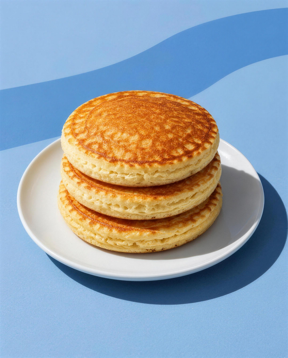 Tre pancake proteici in un piatto