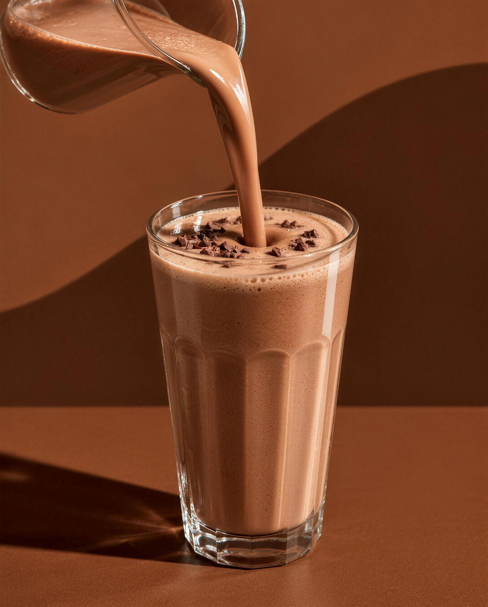 Uno shake al cioccolato versato in un bicchiere